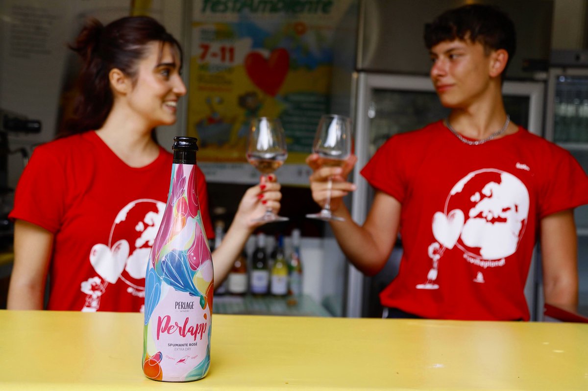💛🌍@perlage_winery produce vino biologico dal 1985, è uno dei produttori italiani di vini biologici, biodinamici e vegani più conosciuti 🍇Anche quest’anno, @perlage_winery è stato al fianco di #Festambiente 🤝
