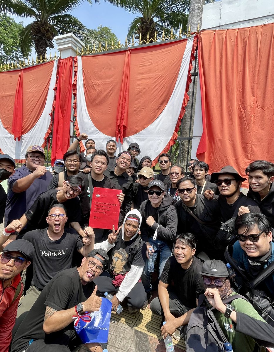 Jerry Arvino. (@jerryarvino) on Twitter photo Hanya ada 1 kata: LAWAN!
Mengawal demokrasi dan berjuang bersama ayah mertuaku, Pak <a href="/tomlembong/">Tom Lembong</a> & @standupindo ✊🏻
<a href="/AfifXavi/">Afif</a> <a href="/adjisdoaibu/">Adjis</a> <a href="/NOTASLIMBOY/">Sammy Notaslimboy</a> <a href="/MamatAlkatiri/">Sayur Kacang Ijo</a> <a href="/MuhadklyAcho/">Acho</a> <a href="/Arie_Kriting/">ARIE KRITING</a> <a href="/abdurarsyad/">Abdur Arsyad</a> <a href="/_BangFu/">Mohamad Fuad</a> <a href="/ibamhariri/">ibam hariri</a> <a href="/yudhakhan_/">MasYud</a>
#KawalPutusanMK #TolakPilkadaAkal2an Hanya ada 1 kata: LAWAN!
Mengawal demokrasi dan berjuang bersama ayah mertuaku, Pak <a href="/tomlembong/">Tom Lembong</a> & @standupindo ✊🏻
<a href="/AfifXavi/">Afif</a> <a href="/adjisdoaibu/">Adjis</a> <a href="/NOTASLIMBOY/">Sammy Notaslimboy</a> <a href="/MamatAlkatiri/">Sayur Kacang Ijo</a> <a href="/MuhadklyAcho/">Acho</a> <a href="/Arie_Kriting/">ARIE KRITING</a> <a href="/abdurarsyad/">Abdur Arsyad</a> <a href="/_BangFu/">Mohamad Fuad</a> <a href="/ibamhariri/">ibam hariri</a> <a href="/yudhakhan_/">MasYud</a>
#KawalPutusanMK #TolakPilkadaAkal2an