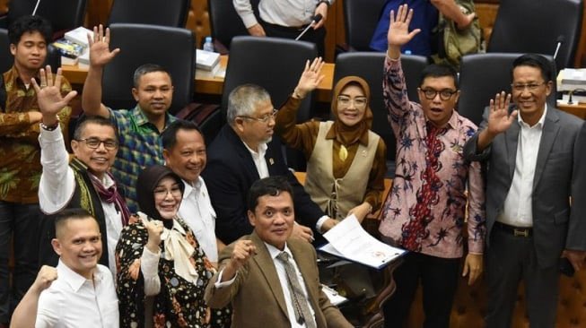 Lihatlah monyet-monyet
Berpose dan dipotret
Tanda tangan pasal karet
Nasib kita dicoret-coret

#KawalPutusanMK