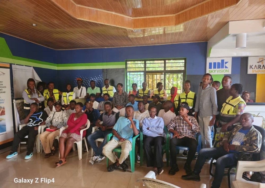 SadateMunyakazi's tweet photo. Mwaramutse amahoro nshuti bavandimwe, Banyarwanda dusangiye u Rwanda na @PaulKagame.

Ku munsi w'ejo tariki 21 Kanama 2024 muri KARAME RWANDA LTD twasoje ukwezi twahariye umwana uri mu biruhuko.

Muri uku kwezi abana 24 baturutse mu Turere 9 tunyuranye bahawe umwanya wo kwimenyereza umurimo mu bihe by'ibiruhuko aho bahawe akazi ndetse bamenyerezwa uko gakorwa.

Abana bose bashyizwe kuri Sites z'akazi zinyuranye aho bunguyikiye ubumenyi bunyuranye mu mirimo ya buri munsi, twaboneyeho umwanya batozwa gukunda Igihugu ndetse bigishwa kirazira.

Nyuma y'iminsi 30 bakaba bahawe agatike kangana n'amafaranga ibihumbi ijana na mirongo itanu ( 150.000frw) kuri buri umwe, ka kazabafasha gusubira kw'ishuri bameze neza.

Muri aba bana 24, hari umwana umwe waturutse mu Karere ka RUTSIRO warugeze i Kigali bwa mbere utaranafite aho aba, uyu akaba yaracumbikiwe iwanjye iyo minsi yose.

Turashimira Imana yadushoboje gukora iki gikorwa ku nshuro ya kabiri kandi tukaba twifuza ko cyaba ngaruka Mwaka.

ISOMO
--------‐--

Banyarwanda byumwihariko nshuti zanjye abikorera, birashoboka ko twatanga umusanzu mukubaka Igihugu cyacu dutanga amahirwe nk'aya ku bana benshi, ibi ubwabyo bizatuma twese turyoherwa n'Igihugu cyiza twahawe na @rpfinkotanyi.

UMUNSI MWIZA 

@SadateMunyakazi 
Inshuti y'Urubyiruko
