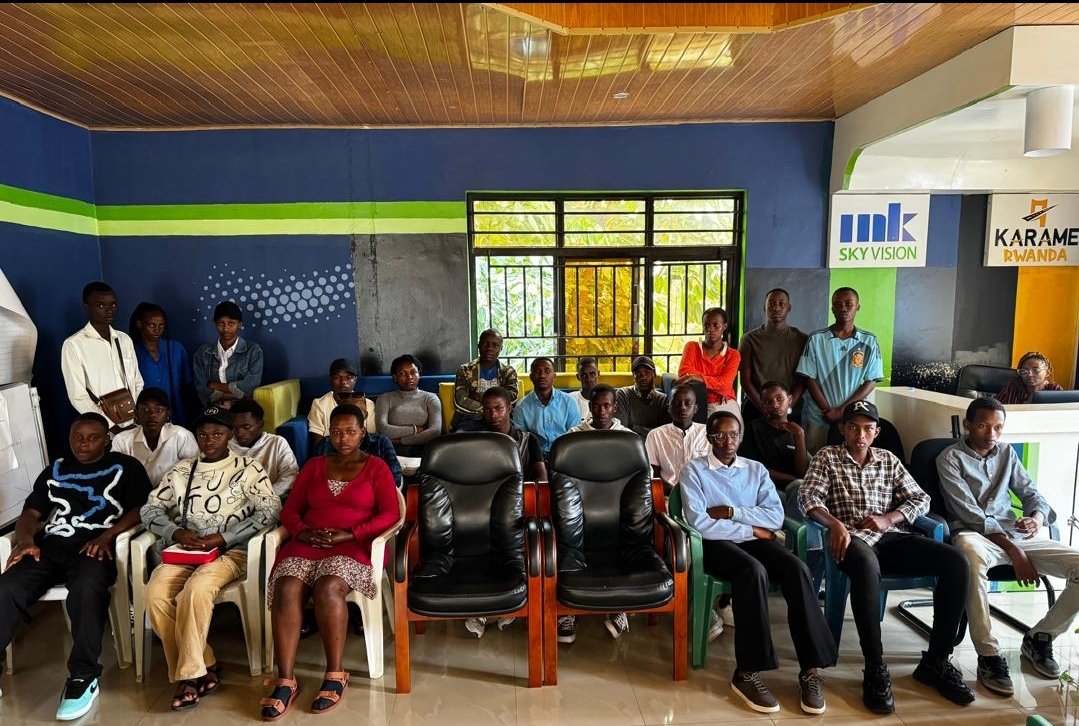 SadateMunyakazi's tweet photo. Mwaramutse amahoro nshuti bavandimwe, Banyarwanda dusangiye u Rwanda na @PaulKagame.

Ku munsi w'ejo tariki 21 Kanama 2024 muri KARAME RWANDA LTD twasoje ukwezi twahariye umwana uri mu biruhuko.

Muri uku kwezi abana 24 baturutse mu Turere 9 tunyuranye bahawe umwanya wo kwimenyereza umurimo mu bihe by'ibiruhuko aho bahawe akazi ndetse bamenyerezwa uko gakorwa.

Abana bose bashyizwe kuri Sites z'akazi zinyuranye aho bunguyikiye ubumenyi bunyuranye mu mirimo ya buri munsi, twaboneyeho umwanya batozwa gukunda Igihugu ndetse bigishwa kirazira.

Nyuma y'iminsi 30 bakaba bahawe agatike kangana n'amafaranga ibihumbi ijana na mirongo itanu ( 150.000frw) kuri buri umwe, ka kazabafasha gusubira kw'ishuri bameze neza.

Muri aba bana 24, hari umwana umwe waturutse mu Karere ka RUTSIRO warugeze i Kigali bwa mbere utaranafite aho aba, uyu akaba yaracumbikiwe iwanjye iyo minsi yose.

Turashimira Imana yadushoboje gukora iki gikorwa ku nshuro ya kabiri kandi tukaba twifuza ko cyaba ngaruka Mwaka.

ISOMO
--------‐--

Banyarwanda byumwihariko nshuti zanjye abikorera, birashoboka ko twatanga umusanzu mukubaka Igihugu cyacu dutanga amahirwe nk'aya ku bana benshi, ibi ubwabyo bizatuma twese turyoherwa n'Igihugu cyiza twahawe na @rpfinkotanyi.

UMUNSI MWIZA 

@SadateMunyakazi 
Inshuti y'Urubyiruko