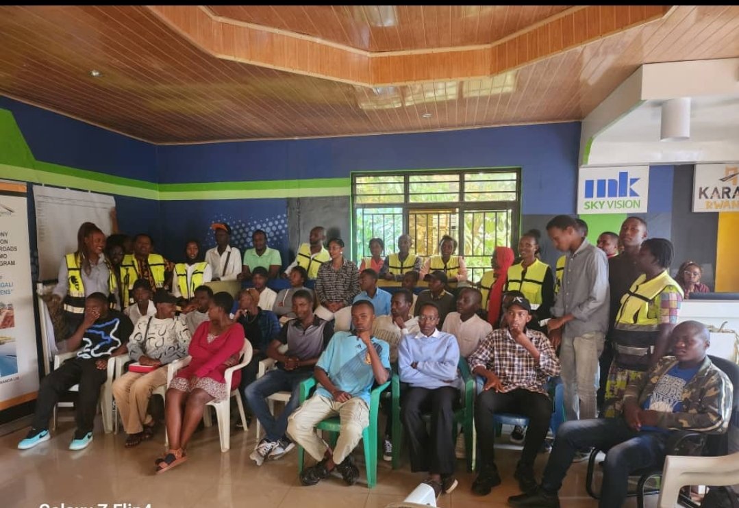 SadateMunyakazi's tweet photo. Mwaramutse amahoro nshuti bavandimwe, Banyarwanda dusangiye u Rwanda na @PaulKagame.

Ku munsi w'ejo tariki 21 Kanama 2024 muri KARAME RWANDA LTD twasoje ukwezi twahariye umwana uri mu biruhuko.

Muri uku kwezi abana 24 baturutse mu Turere 9 tunyuranye bahawe umwanya wo kwimenyereza umurimo mu bihe by'ibiruhuko aho bahawe akazi ndetse bamenyerezwa uko gakorwa.

Abana bose bashyizwe kuri Sites z'akazi zinyuranye aho bunguyikiye ubumenyi bunyuranye mu mirimo ya buri munsi, twaboneyeho umwanya batozwa gukunda Igihugu ndetse bigishwa kirazira.

Nyuma y'iminsi 30 bakaba bahawe agatike kangana n'amafaranga ibihumbi ijana na mirongo itanu ( 150.000frw) kuri buri umwe, ka kazabafasha gusubira kw'ishuri bameze neza.

Muri aba bana 24, hari umwana umwe waturutse mu Karere ka RUTSIRO warugeze i Kigali bwa mbere utaranafite aho aba, uyu akaba yaracumbikiwe iwanjye iyo minsi yose.

Turashimira Imana yadushoboje gukora iki gikorwa ku nshuro ya kabiri kandi tukaba twifuza ko cyaba ngaruka Mwaka.

ISOMO
--------‐--

Banyarwanda byumwihariko nshuti zanjye abikorera, birashoboka ko twatanga umusanzu mukubaka Igihugu cyacu dutanga amahirwe nk'aya ku bana benshi, ibi ubwabyo bizatuma twese turyoherwa n'Igihugu cyiza twahawe na @rpfinkotanyi.

UMUNSI MWIZA 

@SadateMunyakazi 
Inshuti y'Urubyiruko