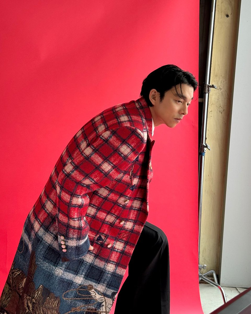 Song_with_Yan's tweet photo. #GONGYOO x @LouisVuitton x @GQKOREA 9월호 #현장숲찍
#지큐 9월호 커버를 장식한 #공유 배우색다른 모습에 또 한번 반하고...ᰔ
-
#sooparazzi
#GONGYOO at the #LouisVuitton x #GQ photo shooting site...
#공유배우 #공유님 #공지철 #孔劉 #孔地哲 #꽁 #コンユ
#루이비통 #LouisVuittonFW24 https://t.co/Kg3mURfULy