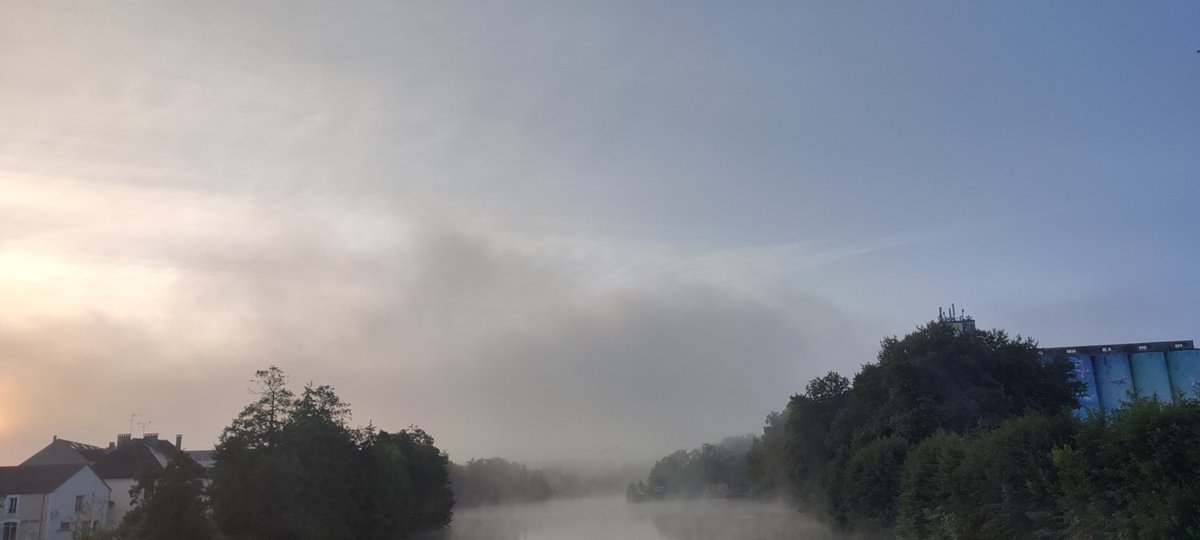 Brouillard sur l'#Yonne ce matin 
Magnifique ! 🌟
#Auxerre #Bourgogne
#PictureOfTheDay #picoftheday #photographychallenge #PhotographyIsArt #jeudiphoto