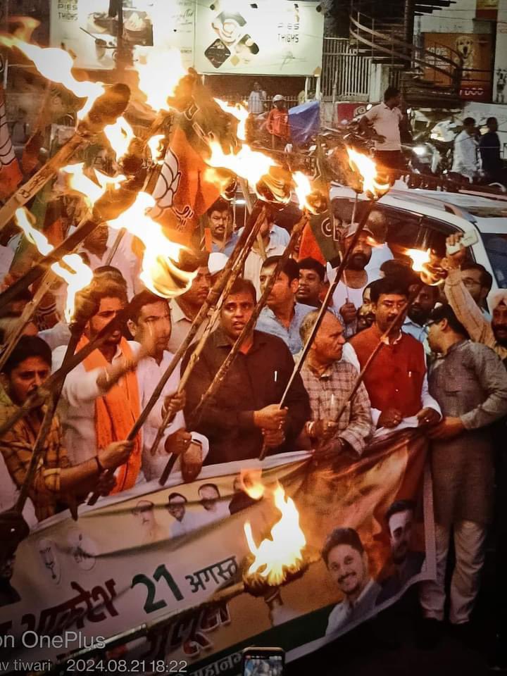 ShahiPratap's tweet photo. हेमंत जी कपड़ा वापड़ा का बैग पैक करो ..
कुर्सी ख़ाली करो युवा आ रहे है ..

#JharkhandKaYuvaAkrosh

@yourBabulal @ChouhanShivraj @himantabiswa @LKBajpaiBJP @bjpkarmveer @BJP4Jharkhand https://t.co/NnBhcXxuhh