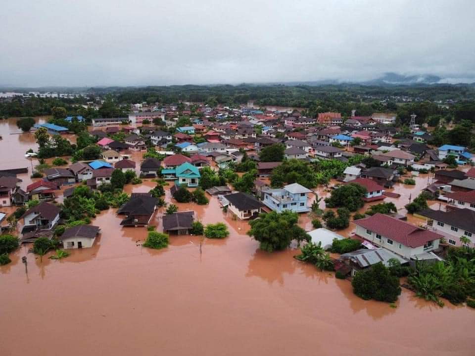 Sky714news's tweet photo. ภาพมุมสูง บ้านดอนตัน อ.ท่าวังผา จ.น่าน 
น้ำท่วมใหญ่ เสียหายอย่างหนัก 
จากสถานการณ์ฝนตกสะสมอย่างต่อเนื่อง  ทำเกิดน้ำท่วมในหลายพื้นที่ของ อ.ท่าวังผา ทำให้พี่น้องประชาชนได้รับผลกระทบอย่างหนัก
#ต้องการความช่วยเหลือด่วน
22/08/67
#สมาคมตอบโต้ภัยพิบัติประเทศไทย #DRAT
#น้ำท่วม #น่าน https://t.co/C3qGKR9HpB