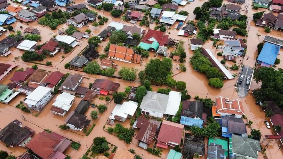 Sky714news's tweet photo. ภาพมุมสูง บ้านดอนตัน อ.ท่าวังผา จ.น่าน 
น้ำท่วมใหญ่ เสียหายอย่างหนัก 
จากสถานการณ์ฝนตกสะสมอย่างต่อเนื่อง  ทำเกิดน้ำท่วมในหลายพื้นที่ของ อ.ท่าวังผา ทำให้พี่น้องประชาชนได้รับผลกระทบอย่างหนัก
#ต้องการความช่วยเหลือด่วน
22/08/67
#สมาคมตอบโต้ภัยพิบัติประเทศไทย #DRAT
#น้ำท่วม #น่าน https://t.co/C3qGKR9HpB