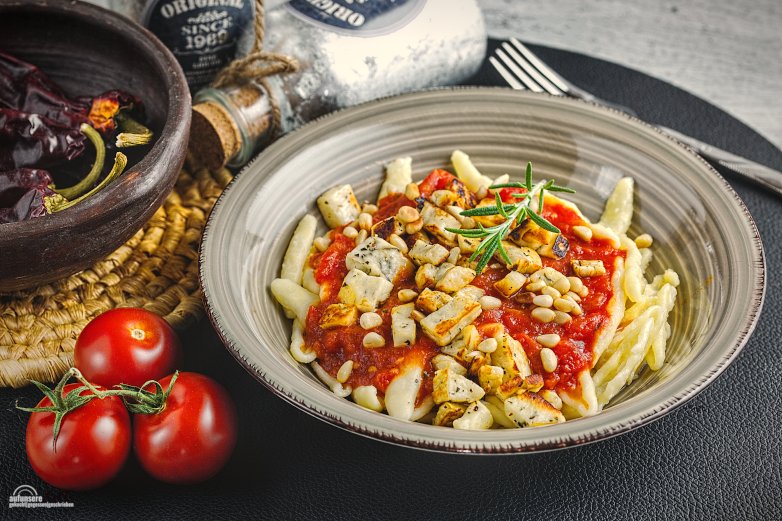 Nudeln mit Tomatensoße 2.0. Es muss nicht immer Ketchup sein. Auch wenn in der Kasse nicht mehr so viel Geld zu finden ist, hat man hier eine sehr günstige Variante einer Pasta. 

ZUM REZEPT: 
aufunsere.art/rezept/rosmari…

#pasta #rezept
