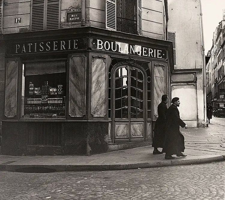 Bonjour. ☕️🥐😊

Ilse Bing. 
Boulangerie Pâtisserie, angle rue Racine et Monsieur-le-Prince 
1952. Paris 6e