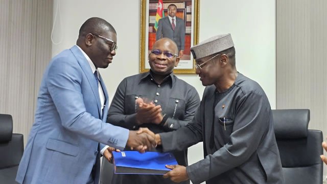 #MSHP🇹🇬🇹🇬🇹🇬
Nommé, ministre de la santé et de l'hygiène publique par décret présidentiel en date du 20 août 2024, le professeur Tchin DARRE a pris service le 21 août 2024 aucours d'une cérémonie de passation de service présidée par le secrétaire général du Gouvernement.
