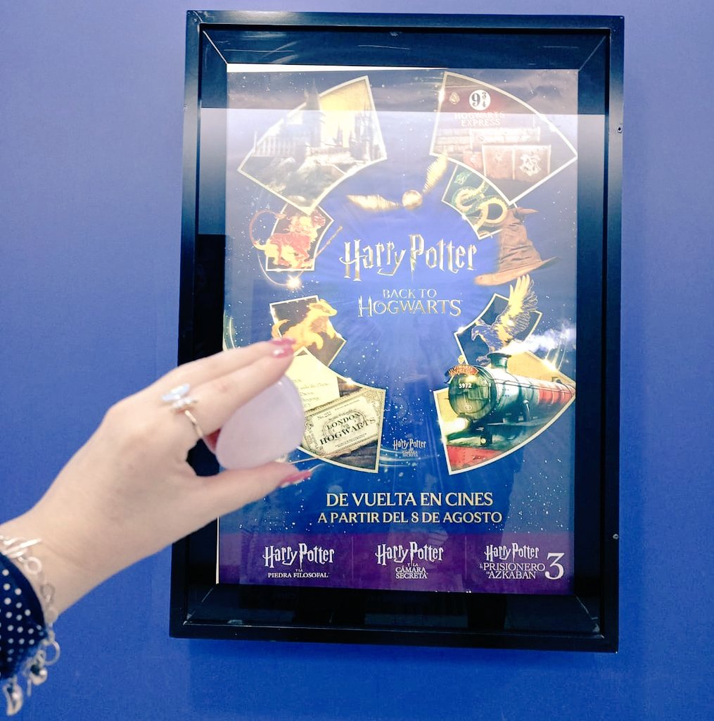 Sophiie_Gibson's tweet photo. Lo q sí fue una sorpresa, fue encontrarme aún #ElPrisioneroDeAzkaban x el éxito que tuvo, la dejaron una semana ➕
No x nada, es mi favorita.
Lo malo es q no llevaba ningún accesorio, cuando entré a verla, excepto mi #PiedraFilosofal q ahora sí salió en la foto #NocheDeHarry👩🏼🪄 https://t.co/nZKlZTC3jV