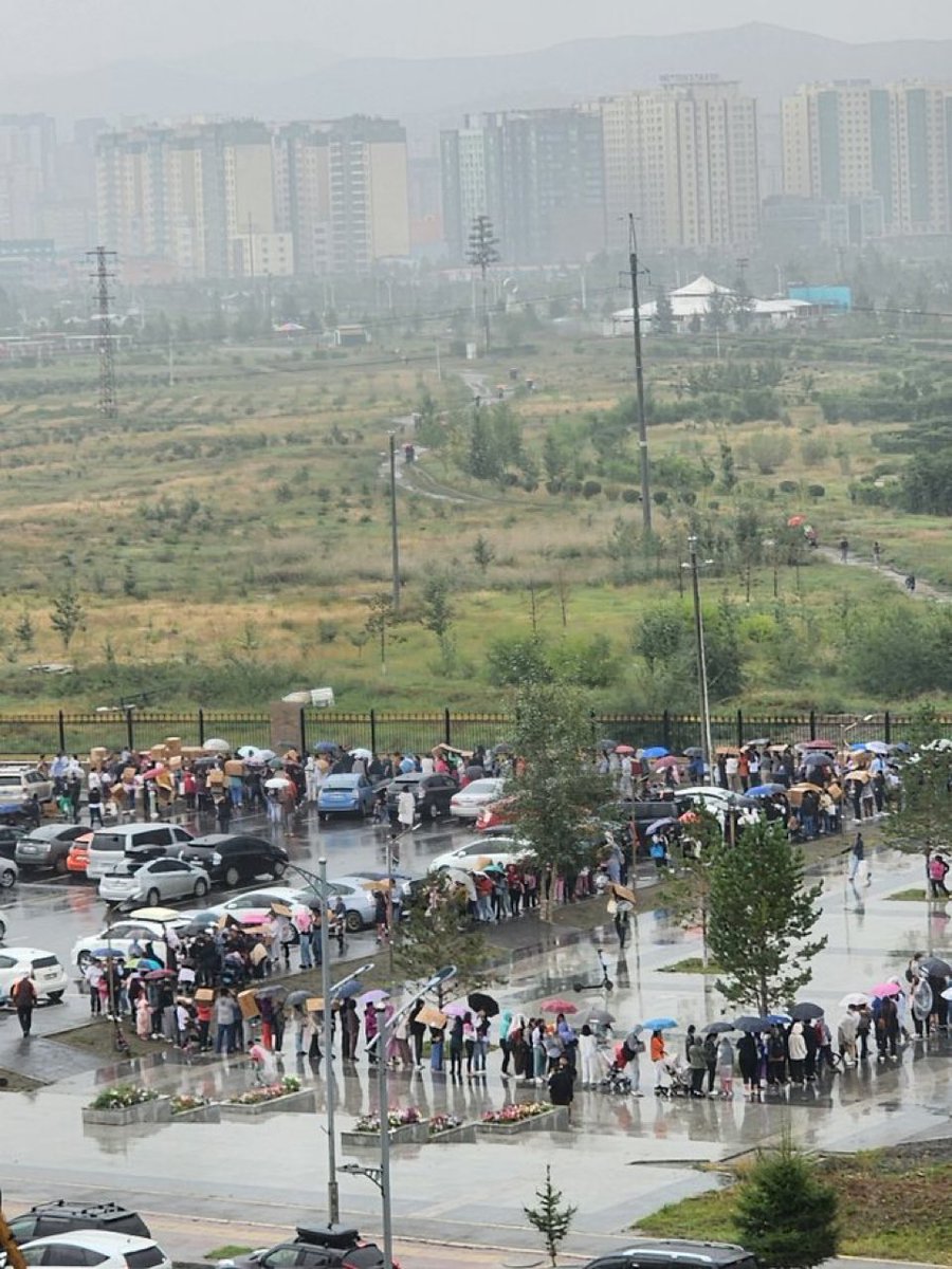 Нялх биетэй эхнэрээ үнэгүй живхэнд жагсаж зогсох хүртэл бүү зовоо л доо, эрчүүд ээ! 🫤