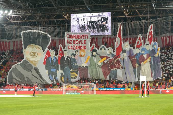 BCilasun's tweet photo. Galiz küfürlerle, iftiralarla saldırdıkları Göztepe’nin ilk günden son nefese kadar duruşu budur. Utanırlar mı? Hiç sanmam. https://t.co/hcF5J28Am6