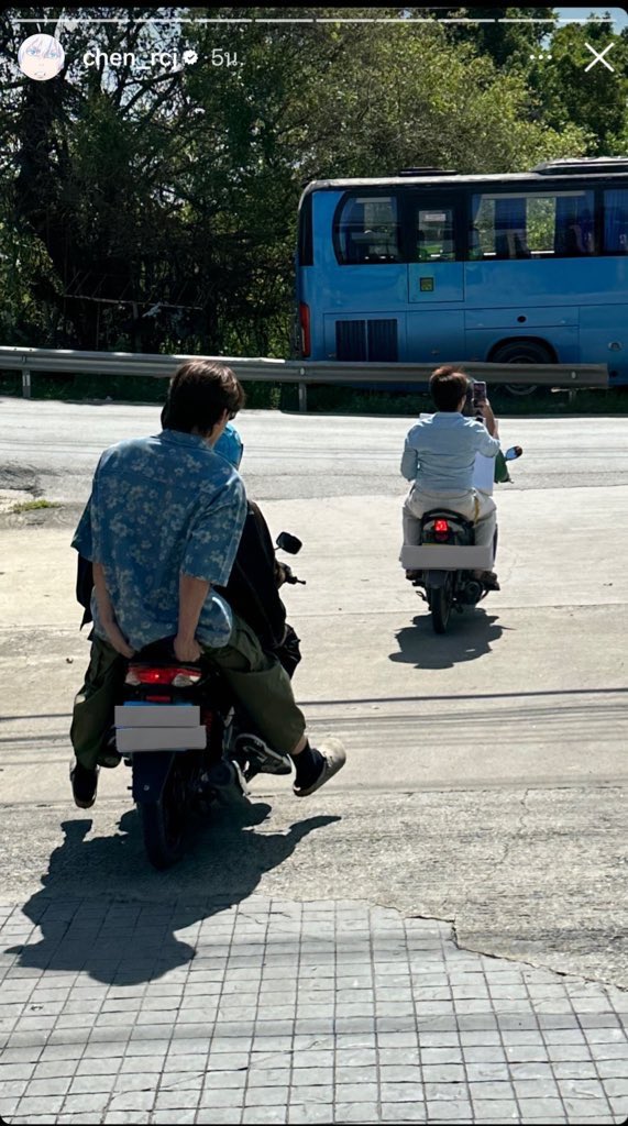 ppw0105's tweet image. ปริศนาวันงานรับปริญญาน้องดัง ว่าภว ไม่มารึ รูปแรกจุงลง หาภวไม่เจอ จนซูมรองเท้าปอนด์ พ่อแจ็คลงเฉลย โอ๊ยยยปอนด์บังน้องมิดเลยยย🤣🤣

#ปอนด์ภูวินทร์ 
#ppnaravit #phuwintang