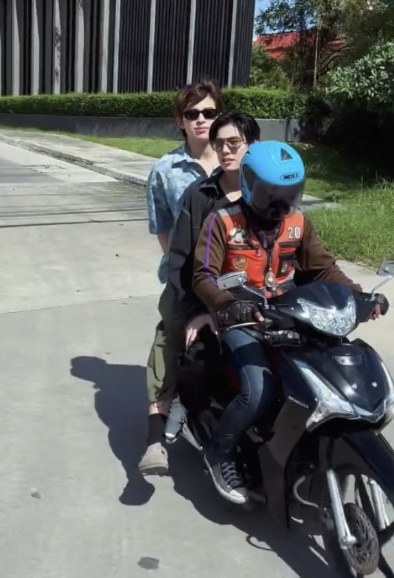 ppw0105's tweet image. ปริศนาวันงานรับปริญญาน้องดัง ว่าภว ไม่มารึ รูปแรกจุงลง หาภวไม่เจอ จนซูมรองเท้าปอนด์ พ่อแจ็คลงเฉลย โอ๊ยยยปอนด์บังน้องมิดเลยยย🤣🤣

#ปอนด์ภูวินทร์ 
#ppnaravit #phuwintang