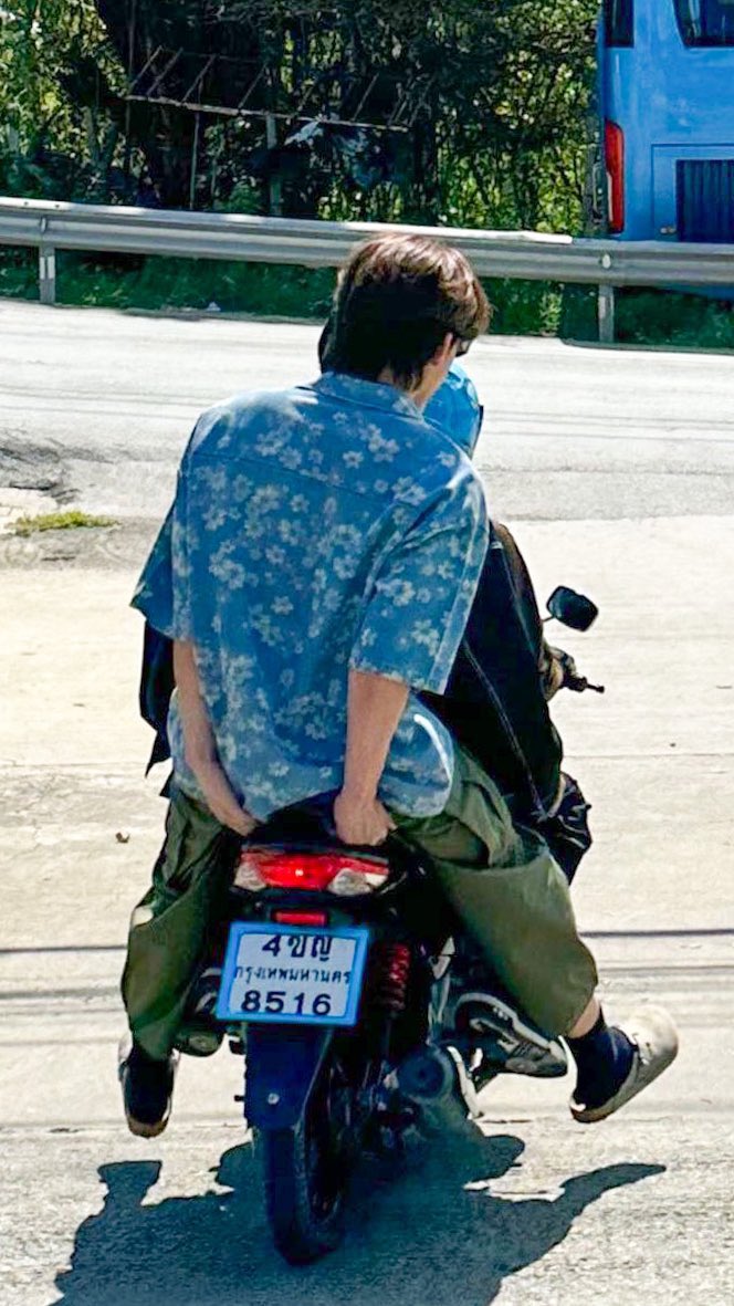 ppw0105's tweet image. ปริศนาวันงานรับปริญญาน้องดัง ว่าภว ไม่มารึ รูปแรกจุงลง หาภวไม่เจอ จนซูมรองเท้าปอนด์ พ่อแจ็คลงเฉลย โอ๊ยยยปอนด์บังน้องมิดเลยยย🤣🤣

#ปอนด์ภูวินทร์ 
#ppnaravit #phuwintang