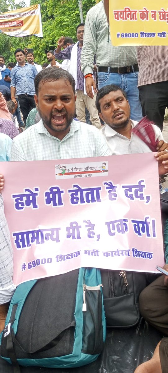M@nsi mishr@ (@mansi61029943) on Twitter photo 69000 में चयनितो की जीविका नही जानी चाहिए।ये भी भारतवर्ष के नागरिक है इनको भी सम्मानपूर्वक जीवन जीने का अधिकार है। आज का राजनीतिक माहौल में ये हाशिए पर है।कोई भी राजनैतिक पार्टी इनके समर्थन में नहीं है।इनकी भी आवाज सुनो☹️ <a href="/myogiadityanath/">Yogi Adityanath</a> <a href="/Aamitabh2/">Amitabh Agnihotri</a> <a href="/aajtak/">AajTak</a> #69000_चयनित_लाचार 69000 में चयनितो की जीविका नही जानी चाहिए।ये भी भारतवर्ष के नागरिक है इनको भी सम्मानपूर्वक जीवन जीने का अधिकार है। आज का राजनीतिक माहौल में ये हाशिए पर है।कोई भी राजनैतिक पार्टी इनके समर्थन में नहीं है।इनकी भी आवाज सुनो☹️ <a href="/myogiadityanath/">Yogi Adityanath</a> <a href="/Aamitabh2/">Amitabh Agnihotri</a> <a href="/aajtak/">AajTak</a> #69000_चयनित_लाचार