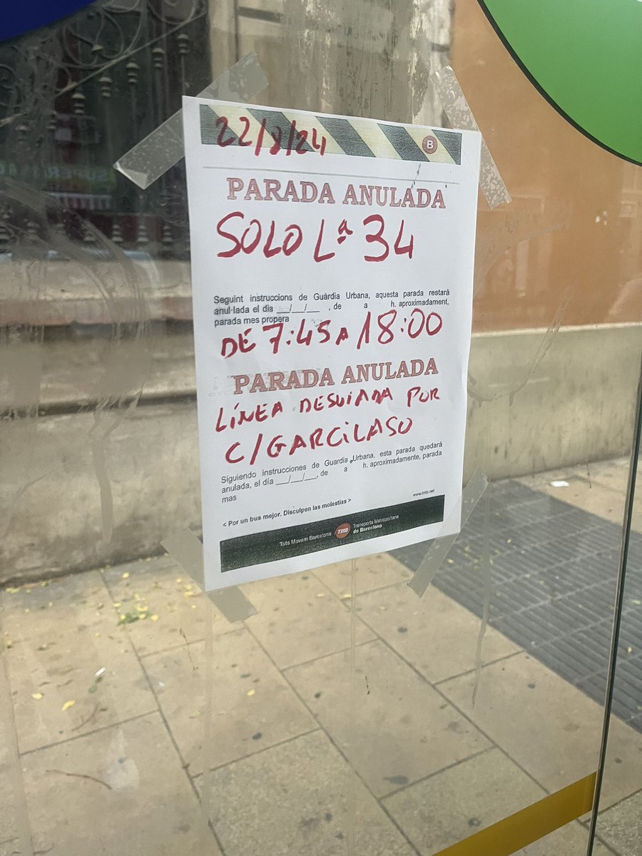Georginarife's tweet photo. Hola @TMB_Barcelona us sembla la millor manera d’informar els usuaris del bus?  Fins q el 34 no ha esaparegut de l’app i de la panralla informativa (en cap fe les dues hi havia info de modificació), ningú a la parada (6 esperant 34) ho havia vist. I ahir no hi era. https://t.co/ZChsVgOevU