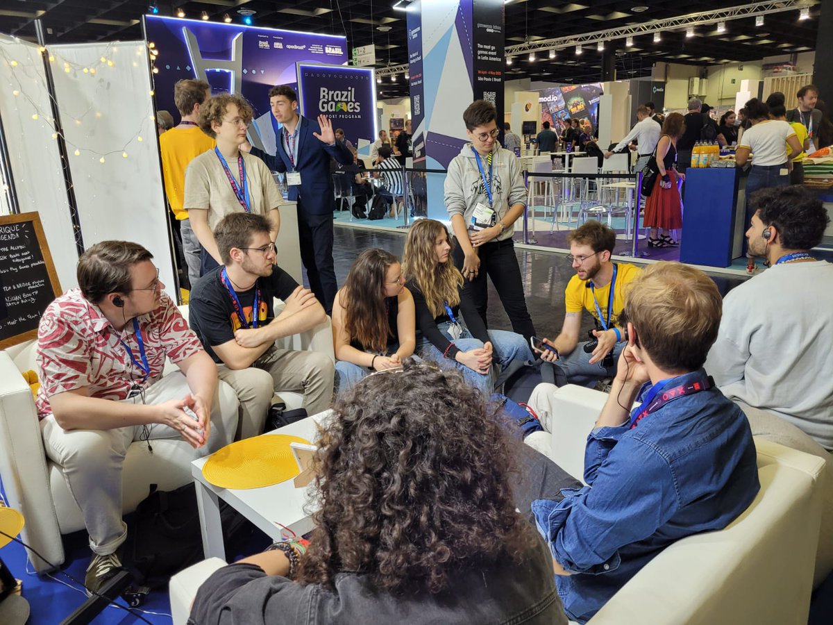 ofaj_dfjw's tweet photo. Wir sind am Start auf der #gamescom2024! Dort fördern wir nicht nur Workshops mit Studierenden und das Projekt "Women making Games" für #Frauen aus der europäischen Gamesbranche, sondern verliehen gestern Abend auch den 🇩🇪-🇫🇷 Videospielepreis an @GaHaGames 👏👏 https://t.co/ai56JlmzBH