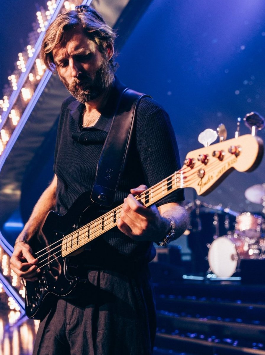 TheKillersK's tweet photo. Sir Mark "The Gentle Giant" good to see you play 🎸 https://t.co/XMLFUWVjlD