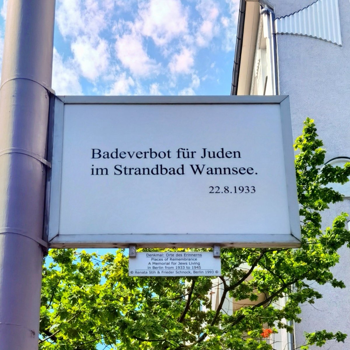 Stift_und_Bogen's tweet photo. Nichts blieb ihnen. Nichts - auch kein Ausflug in Berlins beliebtestes und bekanntestes Strandbad. #otd

Die Mahnung: Nie wieder Nazityrannei!

Gedenktafel im @BayViertel, #Berlin. https://t.co/x8iclzVjLe