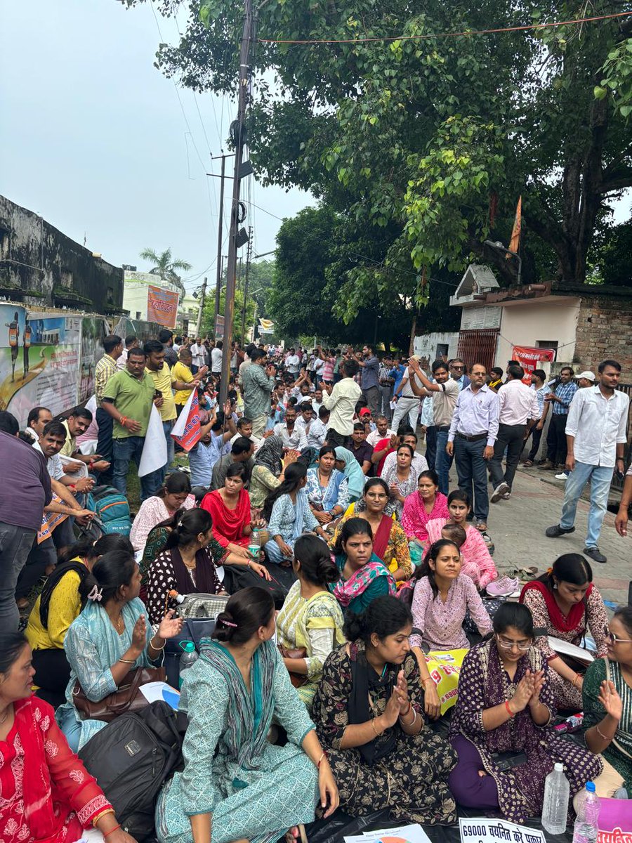 NeeteshDELED19's tweet photo. 👉#69000_शिक्षक_भर्ती के मामले में  अनारक्षित वर्ग के चयनित शिक्षकों द्वारा लखनऊ में धरना प्रदर्शन शुरू!
#69000_आरक्षण_मामला
👉इनकी प्रमुख मांग है कि निर्णय से प्रभावित होने वाले शिक्षकों को विधिक संरक्षण दिया जाए।

@NeeteshDELED19 https://t.co/RgGog3eiWa