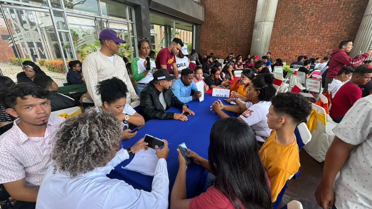 La juventud del país se suma al debate y construcción de la Ley contra el Fascismo, Neofascismo y expresiones similares.

Estamos en #Maturín, estado Monagas, desde la sede la Universidad Bolivariana, junto a los estudiantes y la sociedad civil, en mesas de trabajo para los