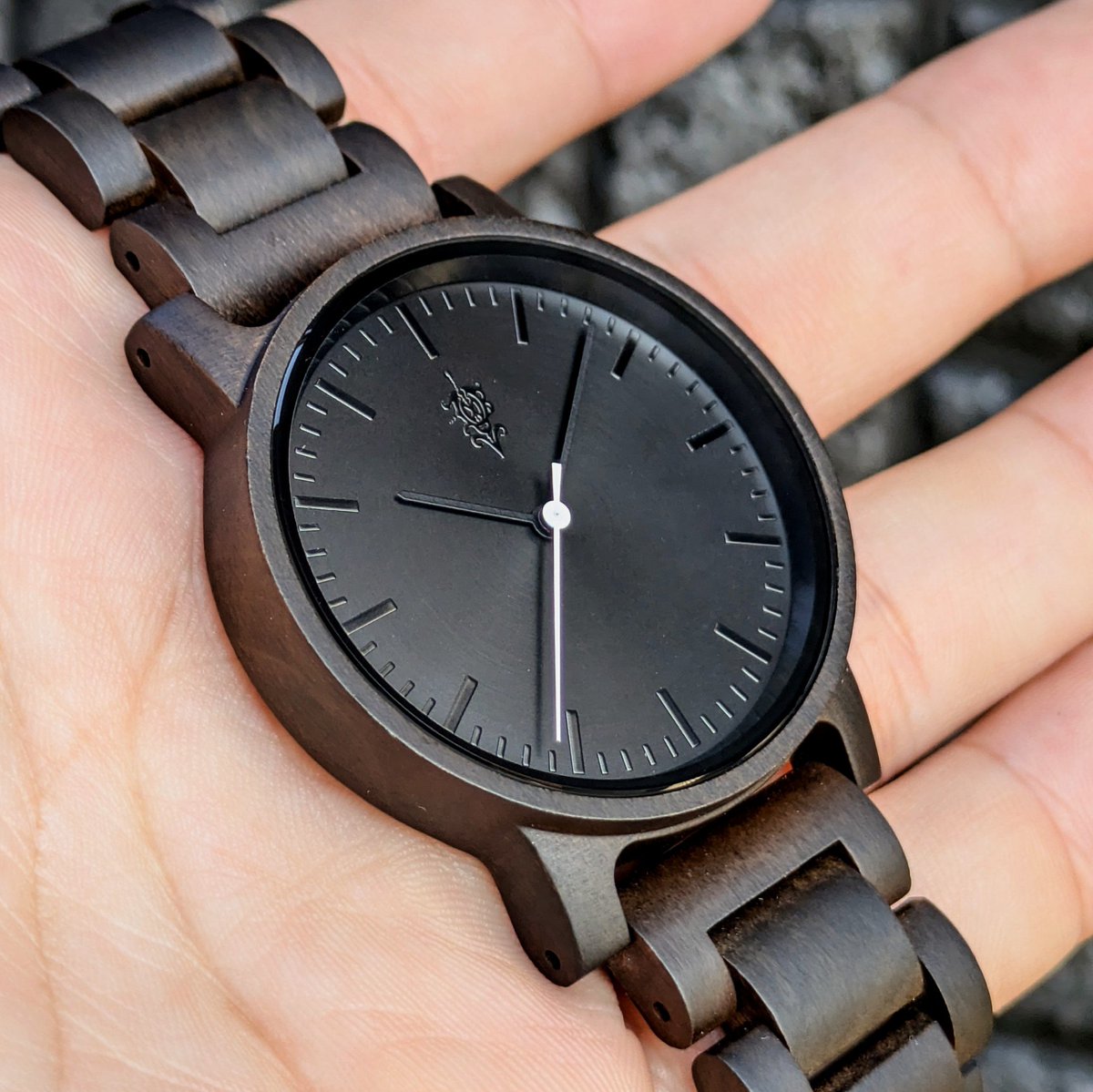 ⌚プレゼント企画です🎁
最終確認で製作したサンプルのグラデーションブラック文字盤のウッドウォッチ⌚
 ・新品未使用品です
・当選者様1名のみ 

【参加方法】 
① <a href="/einband_taka/">木製腕時計のお店 EINBAND</a> をフォロー 
②この投稿をいいね＆RT 
応募締切 8月25日(日) 23:59まで
 ↓注意事項🙏