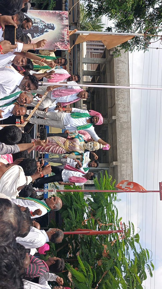 AnilJadhav_brs's tweet photo. తెలంగాణ తల్లికి పాలాభిషేకం చేసి రైతుధర్నా కొరకు బయలుదేరడం జరిగింది
@BRSparty @KTRBRS @BRSHarish
#BRSRythuDharna #Runamaafi #CongressFailedTelangana https://t.co/tWsDYtuNTv