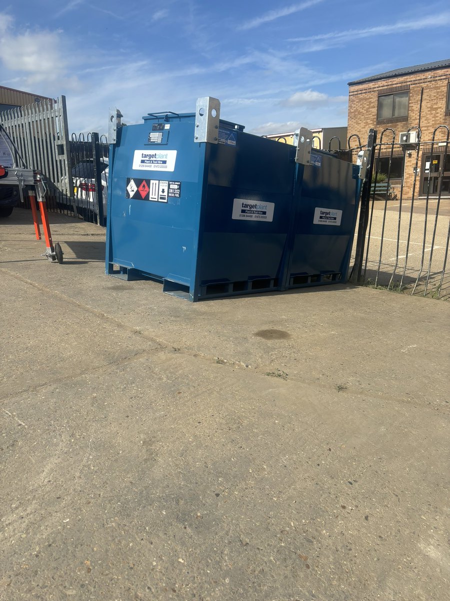 targetplant's tweet photo. BRAND NEW 🚨🚨🚨

We are pleased to welcome another Tile Bridge Saw, perfect for cutting your porcelain tiles, along with two 1000l fuel bowsers. 

Do you wish to book your plant and tools? Please call 01206 844400 or 01473 233333. #planthireuk #planthire https://t.co/mZQ9Tnnq9z