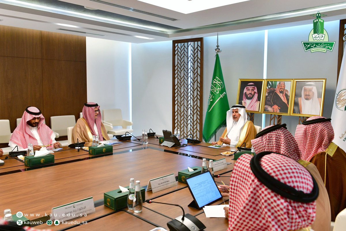 في زيارة مركز الملك سلمان للإغاثة والأعمال الإنسانية التقى الدكتور طريف الأعمى رئيس #جامعة_الملك_عبدالعزيز بمعالي الدكتور عبدالله الربيعة المستشار بالديوان الملكي المشرف العام على مركز الملك سلمان للإغاثة والأعمال الإنسانية، حيث جرى خلال اللقاء بحث آفاق التعاون ذات الاختصاص