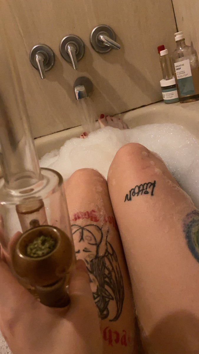 memow696's tweet photo. HighThere👋🏻 
#stonergirl #thirstythrursday #feetworshi̇p #bubblebath #onlyfansgirl #sellingfeetcontent https://t.co/DaJrInciRW