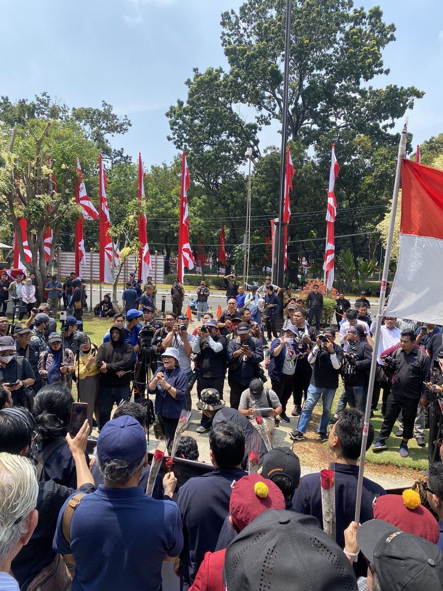 Prof. Sulis, Guru Besar UI, turun ke jalan

🔥🔥🔥