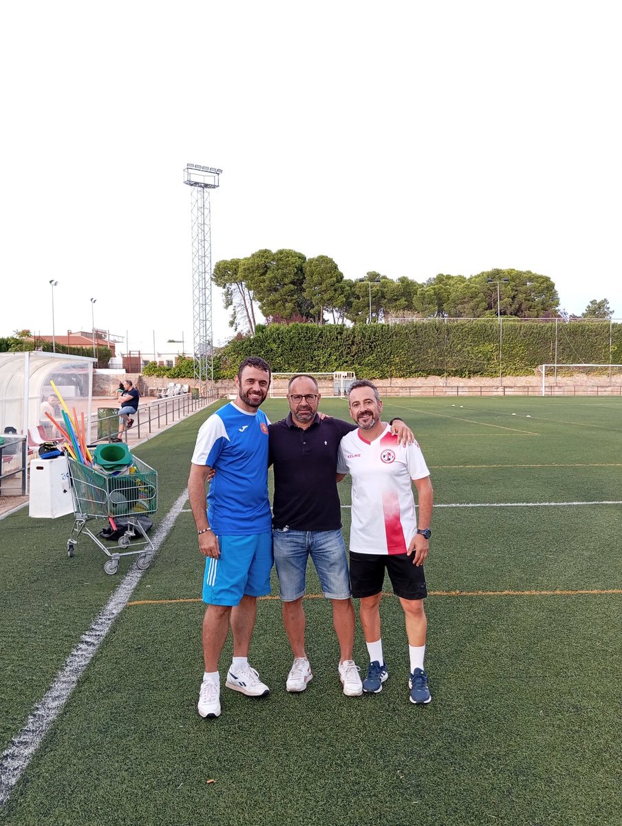 ECFInfantes's tweet photo. Ayer nos visito un gran profesional y amigo cómo es Tomas Ruiz director deportivo de la escuela Vicente Cañada Blanch situada en Londres. https://t.co/5ThXailVr1