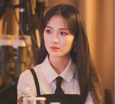 HamunKang1's tweet photo. #김혜윤 #Hyeyoon #KimHyeYoon 

Hyeyoon, are you allowed to be this beautiful??????
It's so rare to see hyeyoon with this style of eye make up! So pretty and suit her ❤️❤️❤️ https://t.co/SXQ87TmJbm