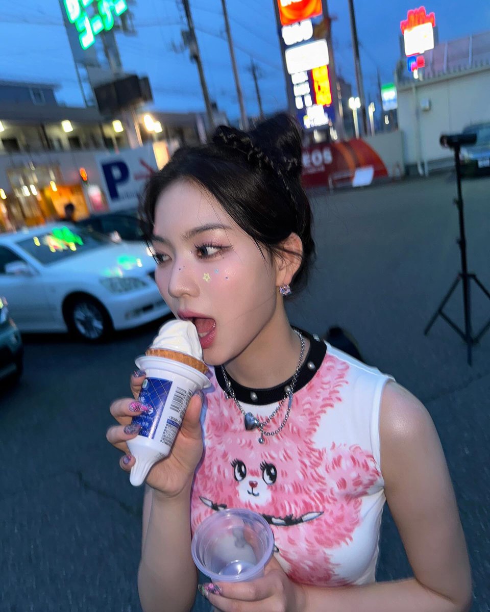 isanyangi's tweet photo. If you spot a cat enjoying an ice cream on the street, please refrain yourself from greeting her. Let her savor the sweet treat in peace!🍦 https://t.co/IVQj1nsvK1