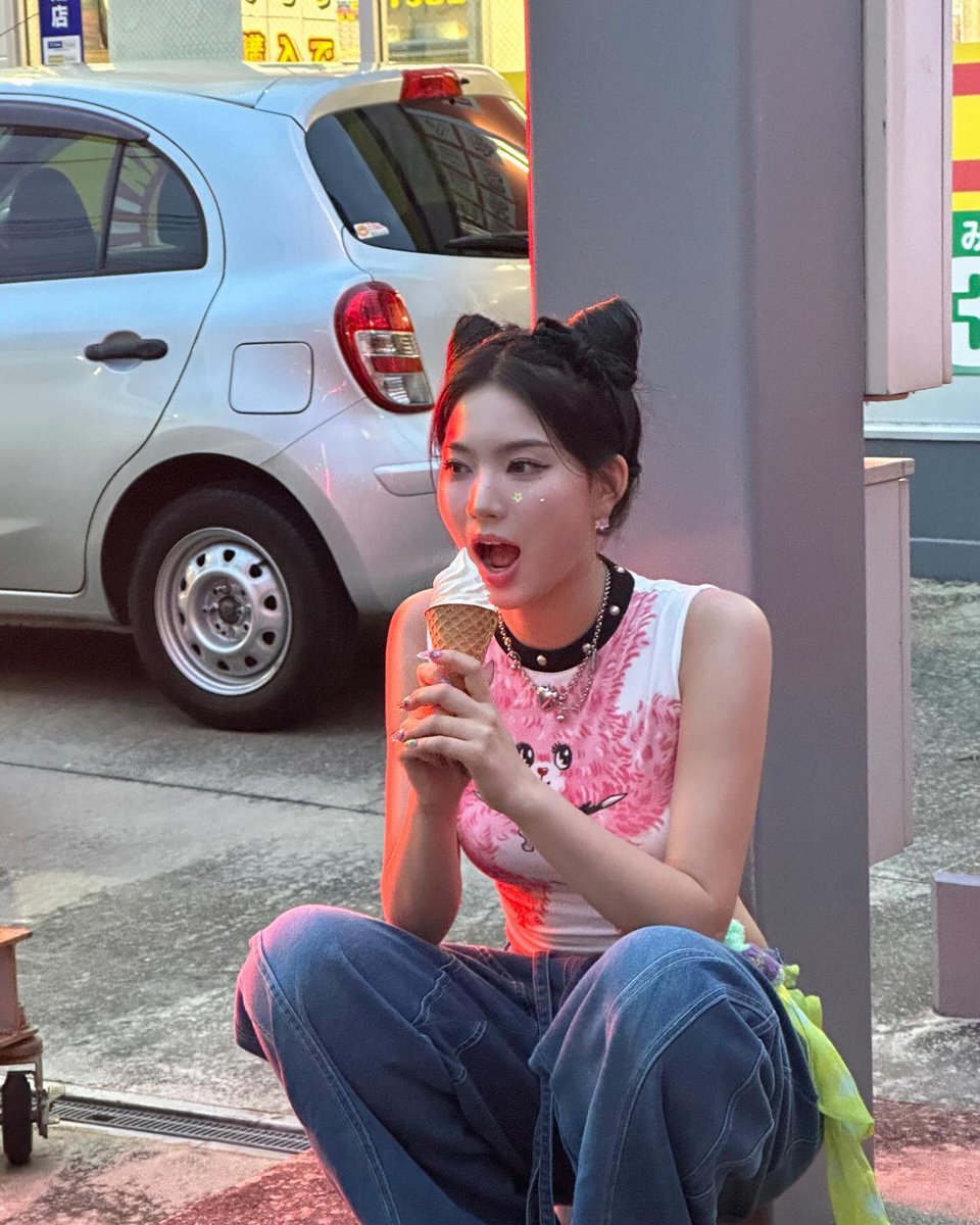 isanyangi's tweet photo. If you spot a cat enjoying an ice cream on the street, please refrain yourself from greeting her. Let her savor the sweet treat in peace!🍦 https://t.co/IVQj1nsvK1
