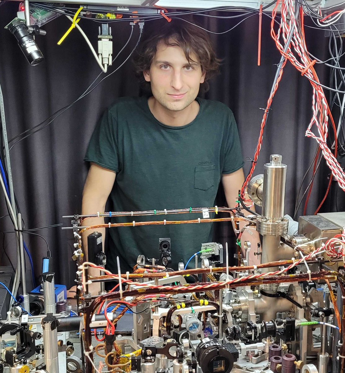 Polak stworzył najszybszą pamięć kwantową na Ziemi! Jeden z najwybitniejszych polskich naukowców i polska szansa na przełomy w fizyce. Drodzy Państwo niezwykle miło mi przekazać, że fizyk dr hab. Michał Parniak wraz z zespołem stworzył do dziś nie pokonaną przez żaden ośrodek