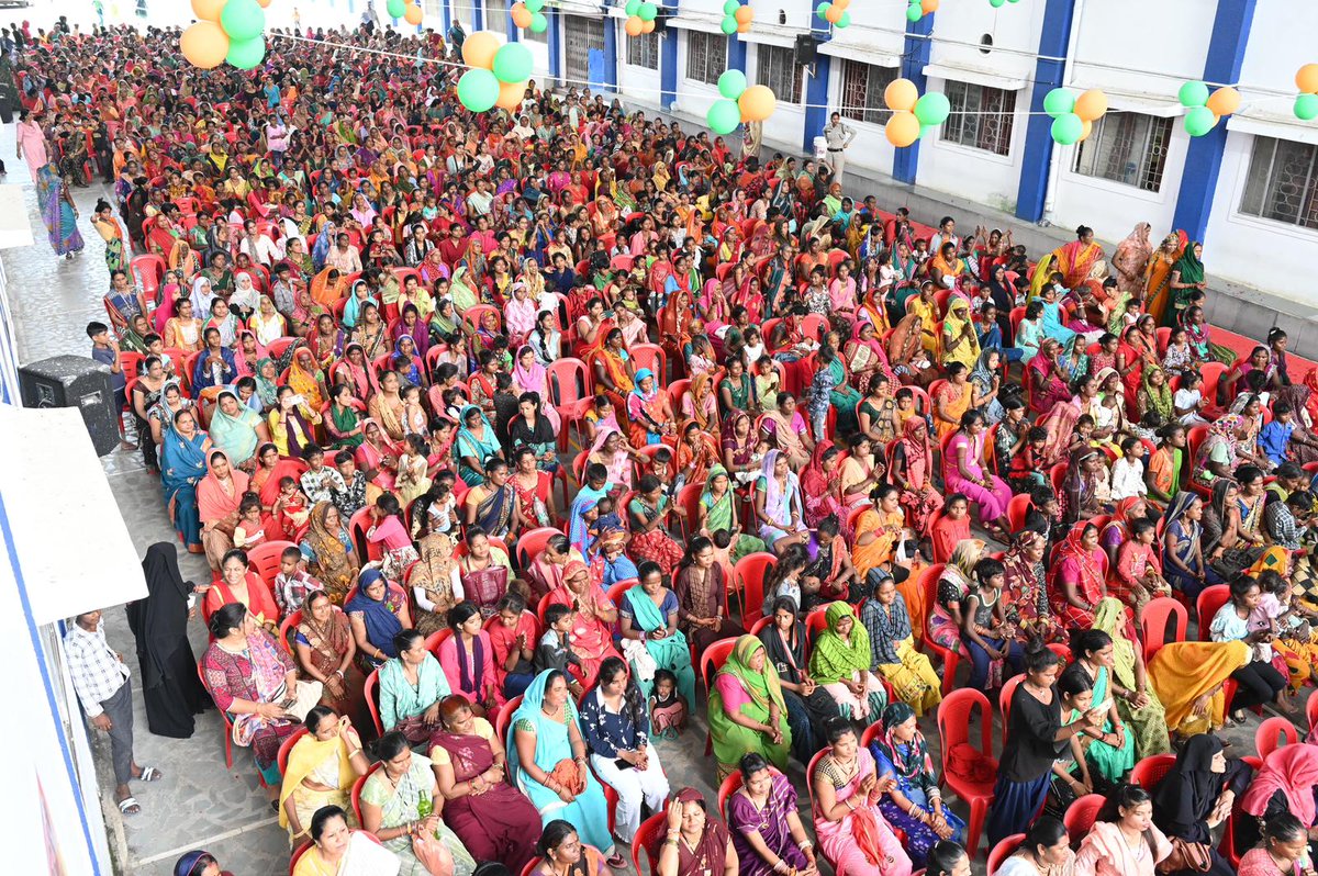 rameshwar4111's tweet image. गांधीनगर में बहनों के प्रेम का ज्वार...

#RameshwarSharma #huzur155