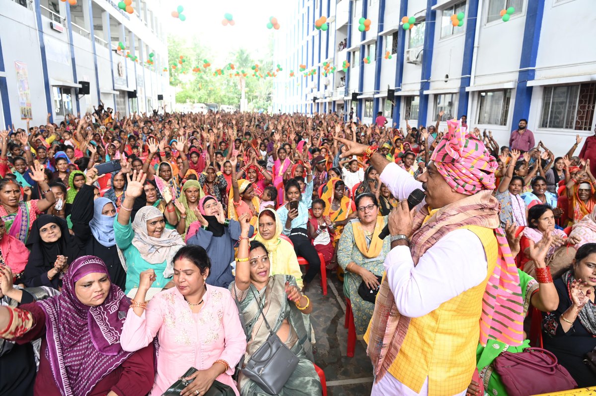 rameshwar4111's tweet image. गांधीनगर में बहनों के प्रेम का ज्वार...

#RameshwarSharma #huzur155