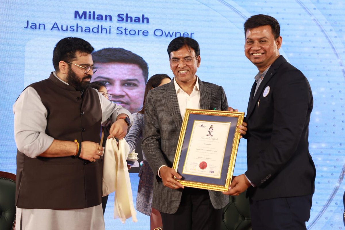 ShailDShah's tweet photo. Happy Birthday to @iShahMilan , the driving force behind affordable healthcare in Gujarat!
Your leadership has made quality medicine accessible to all. Here’s to your continued success!
Once Again Happy Birthday Bade Bhai🎂😎✨💫
#HappyBirthdayMilanShah
#UseGenericMedicine https://t.co/EcE4tysUEL