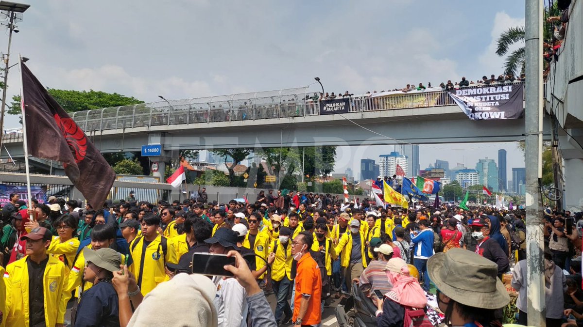 tempodotco's tweet photo. Mahasiswa BEM SI Ngegeruduk DPR!

Ribuan mahasiswa BEM SI sudah berkumpul di depan DPR. Mereka menuntut DPR & pemerintah buat patuhin putusan MK soal syarat calon di Pilkada 2024🗳️

#kawalkeputusanMK #TolakPilkadaAkal2an
