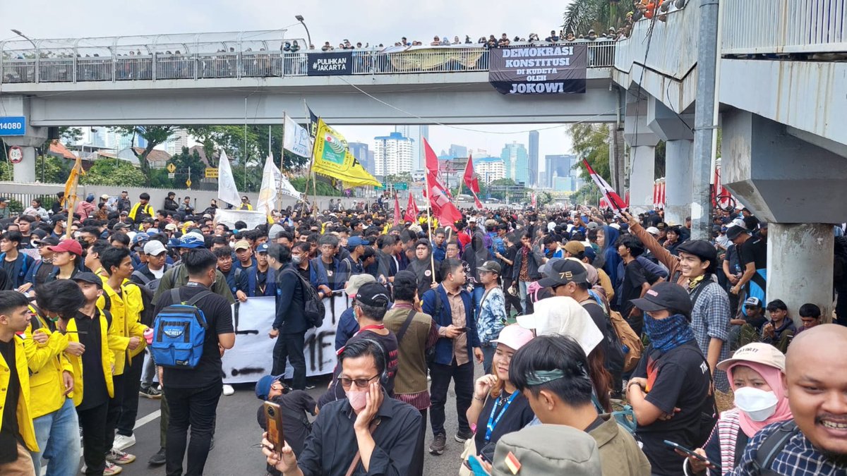 tempodotco's tweet photo. Mahasiswa BEM SI Ngegeruduk DPR!

Ribuan mahasiswa BEM SI sudah berkumpul di depan DPR. Mereka menuntut DPR & pemerintah buat patuhin putusan MK soal syarat calon di Pilkada 2024🗳️

#kawalkeputusanMK #TolakPilkadaAkal2an