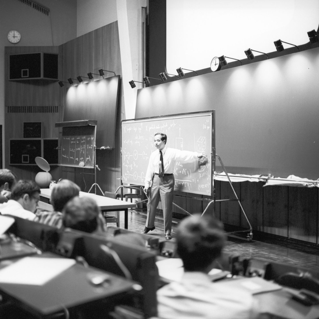 CERN's tweet photo. #ThrowbackThursday to the summer of 1968, during a lecture given by Professor T.D. Lee (1926–2024), one of the visiting scientists working at CERN, to the summer students.

The CERN Summer Student Programme was founded in 1962. Every year, even today, CERN welcomes STEM students from all over the world to take part in the day-to-day work of CERN’s experiments and to develop their own projects.

Images 2-3 show schedules from the first editions, featuring the names of lecturers such as the future Directors-General Carlo Rubbia and Léon Van Hove.

Which lecture would you like to have attended? Let us in the comments below. 👇

#CERNArchives