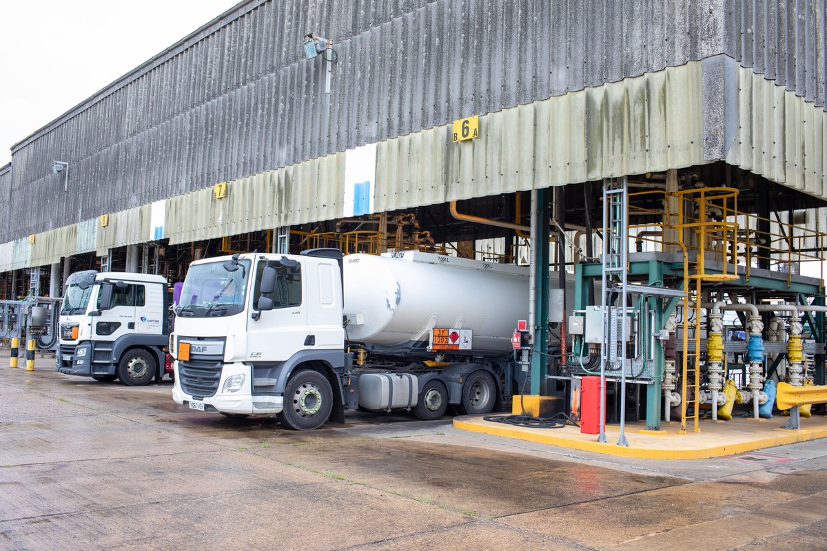 PraxGroup's tweet image. #DidYouKnow our road loading bays at Prax Lindsey Refinery can accommodate up to 400 road tankers per day? Discover more insights about our operations here: buff.ly/4fJVrVK #PraxFact