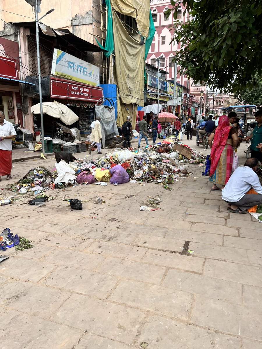 Ravindr97757796's tweet image. @nagarnigamvns #varanasi #dashashwamedh #ghat #garbage 
This is the status at 12:30 Pm today in front of Dashashwmedh Ghat very thousands of tourists visit every day.