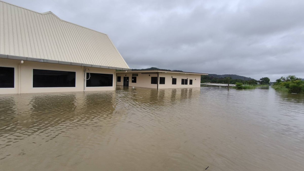 nut930115's tweet image. ไร่รื่นรมย์ถูกน้ำท่วมเสียหายทั้งหมด โรงงาน ออฟฟิศ ที่พักฟาร์มสเตย์ รวมถึงปศุสัตว์ได้รับความเสียหายทั้งหมด พนักงานช่วยกันขนย้ายสิ่งของต่างๆ และมีบางส่วนยังไม่ได้ขนออกไปได้แค่ยกขึ้นในพื้นที่สูง #น้ําท่วม #น้ําท่วมเชียงราย