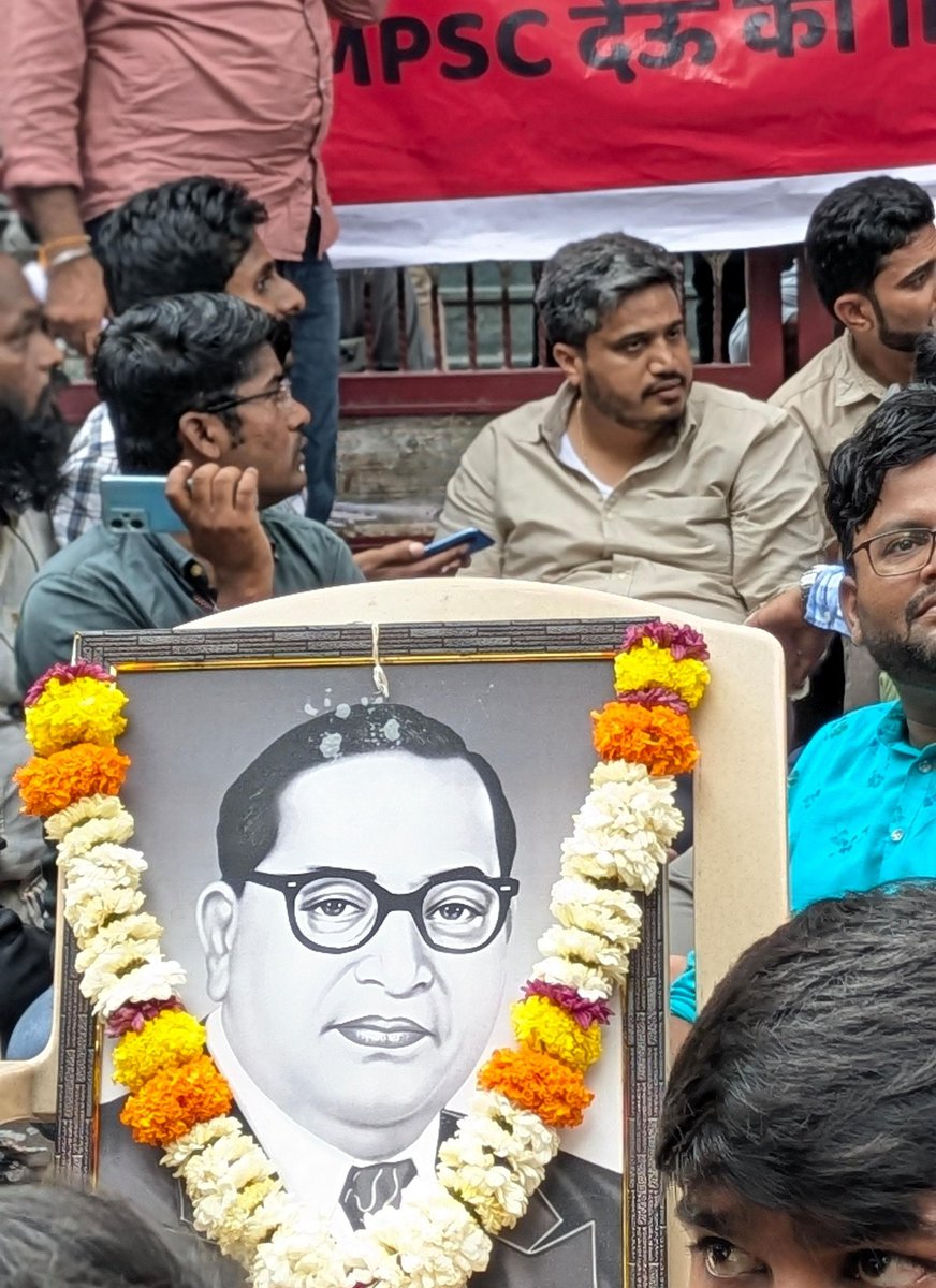 RRPSpeaks's tweet photo. विद्यार्थ्यांच्या आंदोलनाची धग वाढत चाललीय...
 
लायब्ररीत अभ्यास करणाऱ्या विद्यार्थ्यांना रस्त्यावर यायला भाग पाडल्यानंतर आता त्यांना अधिक चिथावणी न देता #notification काढून हा प्रश्न सरकार कधी मार्गी लावतंय, याकडं लक्ष आहे. प्रश्न सुटेपर्यंत विद्यार्थ्यांच्या पाठीशी ठामपणे राहू.. #लढू_आणि_जिंकू..!

विद्यार्थ्यांच्या संयमाची परीक्षा पाहून सरकारने स्वतःचा कडेलोट करून घेऊ नये, एवढीच अपेक्षा!

@mieknathshinde 
@Dev_Fadnavis 
@mpsc_office 

#MPSC_आंदोलन | #MPSC |