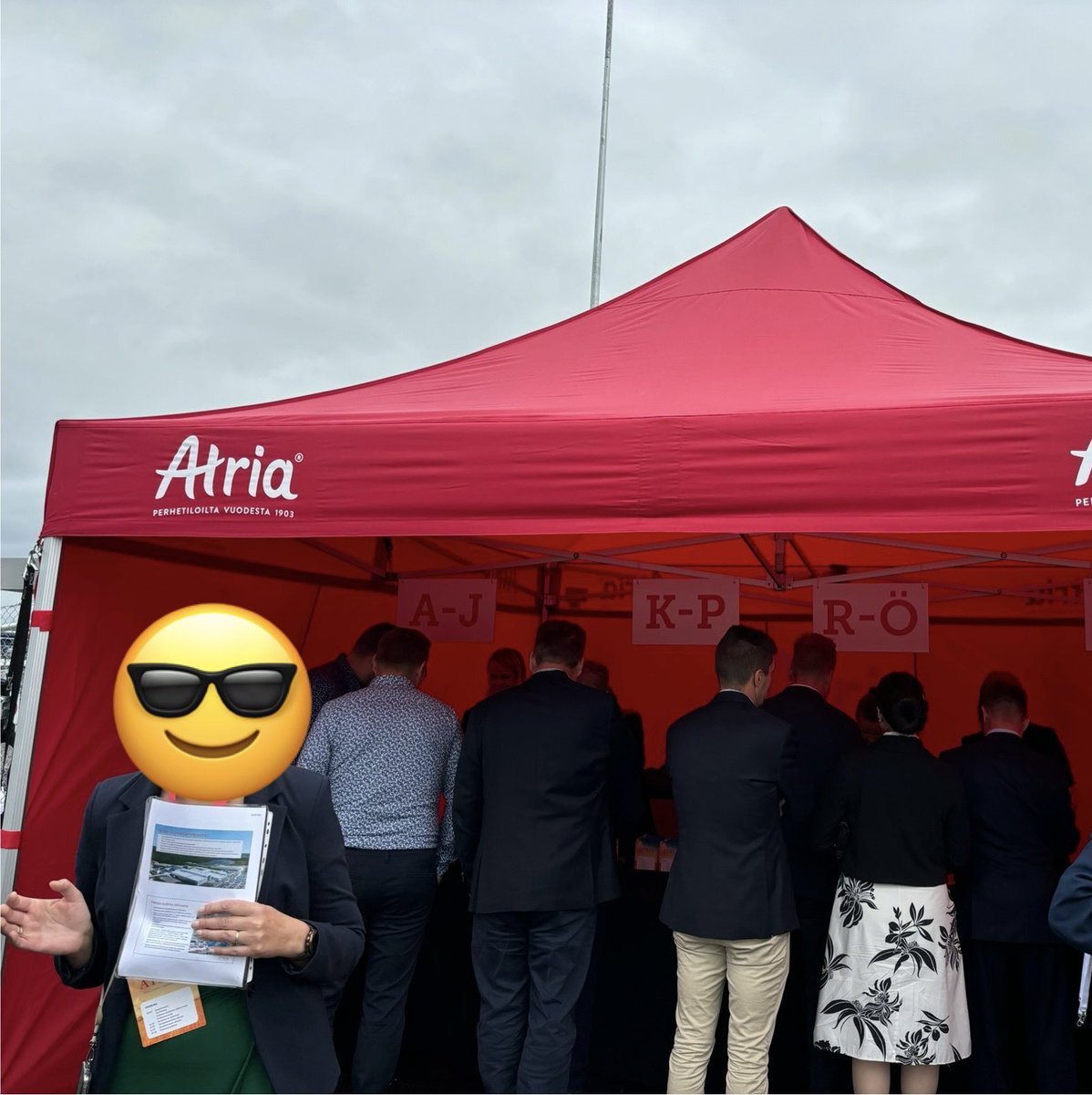 zijoittaja's tweet photo. Täällähän on meininki kuin yhtiökokouksissa…ilmoittautuminen aakkosten mukaan.
Etteks te tiedä kuka mä oon, toimii aina…🤓
Liv at #Nurmo 🏭 @Atria_Oyj https://t.co/u803OPx2P5
