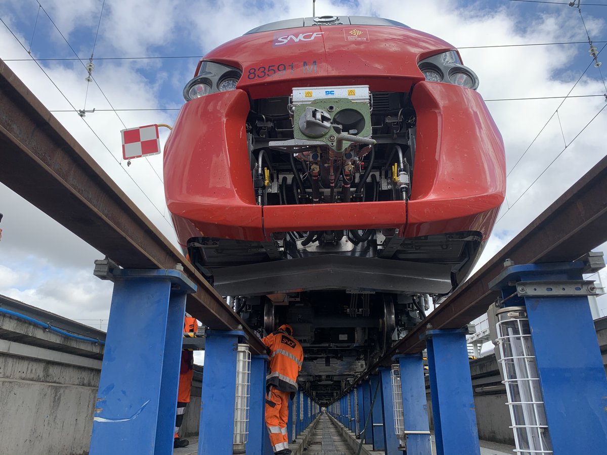 🔧🚆 Opération de #maintenance sous un RÉGIOLIS : nos agents s'assurent que tout est en parfait état ! Ils vérifient les #bogies, #essieux, #moteurs et bien plus encore pour garantir votre sécurité ✅
#jeudiphoto #Technicentre <a href="/Occitanie/">Région Occitanie</a> <a href="/lio_train_sncf/">liO Train SNCF Occitanie</a> <a href="/SNCFVoyageurs/">SNCF Voyageurs</a>